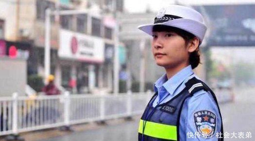 日本23岁女狱警爱上监狱小混混,把审讯室当包间,卿卿我我!