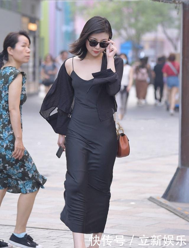 街拍性感一字肩丝袜连衣裙搭配黑沙滩,时尚性黑色美女女全4图片