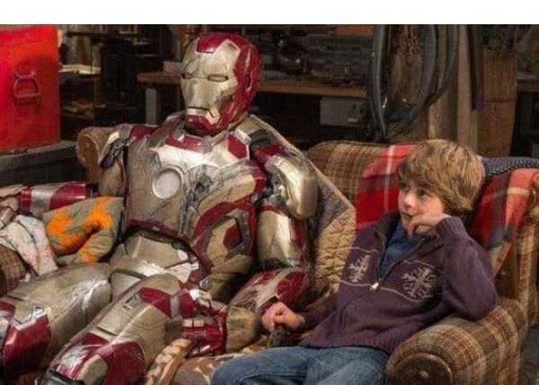 《复仇者联盟4》钢铁侠葬礼那个小男孩是谁?