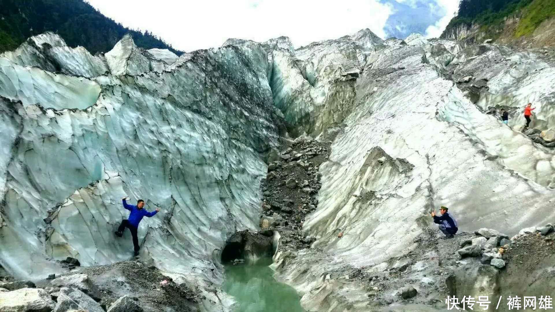 四川泸定县的海螺沟冰川景观 是中国至今发现最高的大冰川瀑布