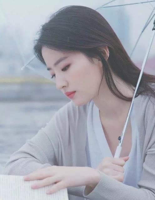 美颜暴击!刘亦菲伞下写真曝光,侧颜45°仰望天