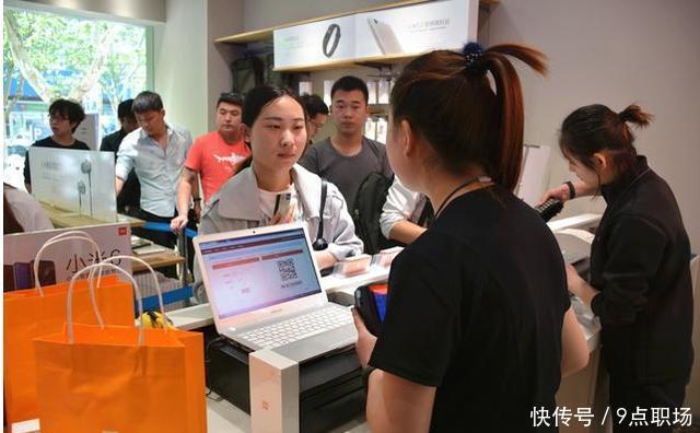 “用5分钟说服我300元买一支钢笔”,他用了这一招,让面试官懵了