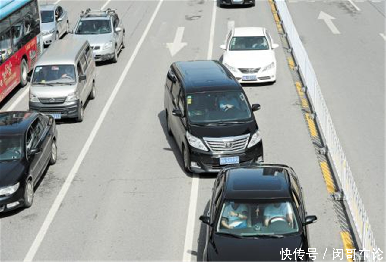 等红绿灯,却遇到汽车加塞,这时该怎么办看看老