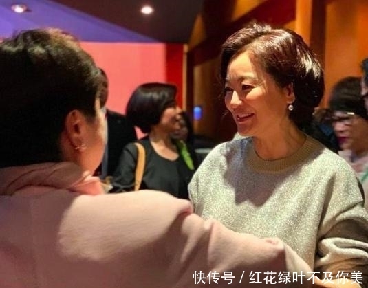 身材发福显衰老,却难挡林青霞强大气场,戒指透