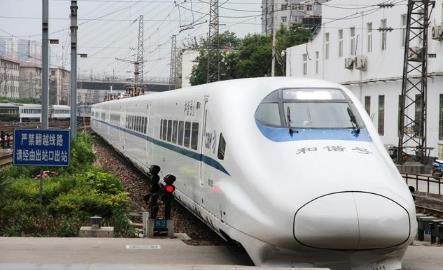 火车轨道下面为什么铺着一层碎石,而高铁却没有,今天总算懂了!