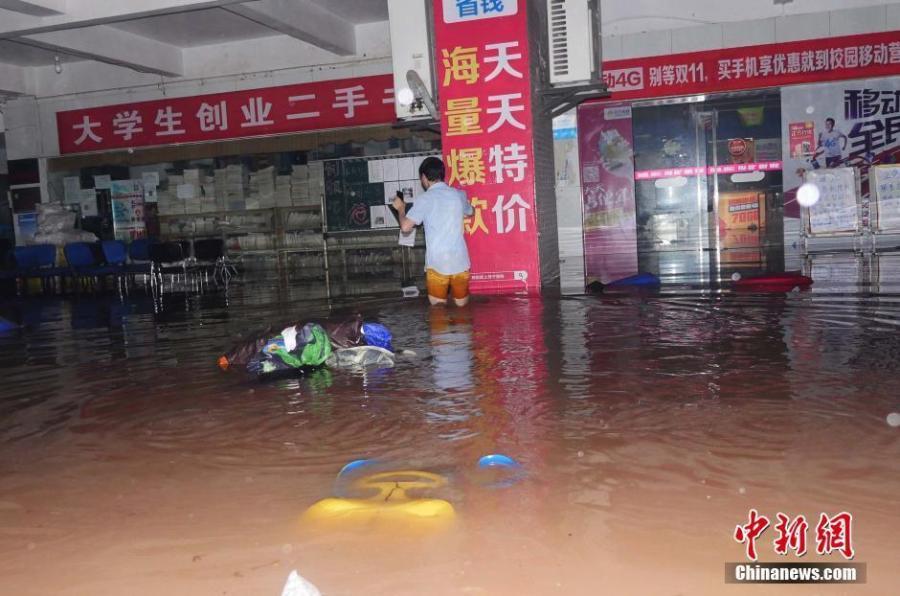 重庆暴雨 理工大学校园食堂被淹