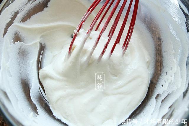 不用烤箱也能做的酸奶蛋糕,又香又软,更适合孩