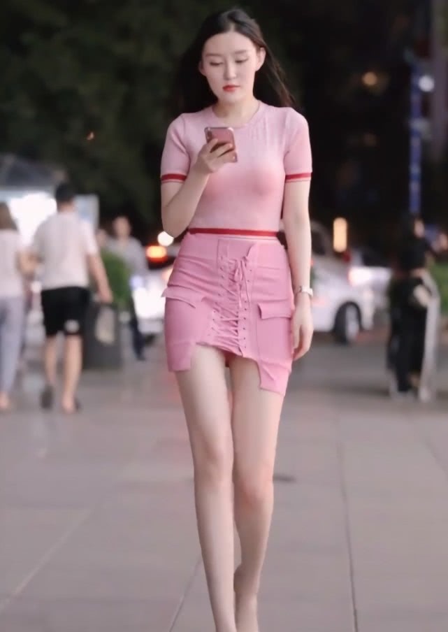 小姐姐为了吸引眼球,裙子仅靠一根“鞋带”支撑,但腿才是焦点!插图(2) 小姐姐为了吸引眼球,裙子仅靠一根“鞋带”支撑,但腿才是焦点!插图(2)