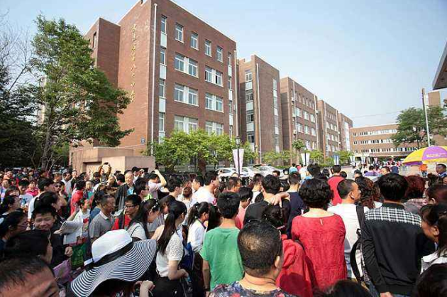 高考考场外有这样一群人,这群人比考生更加辛苦