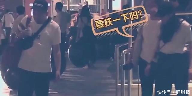 迪丽热巴遇到路人摔倒,帮忙之前,有人注意到热