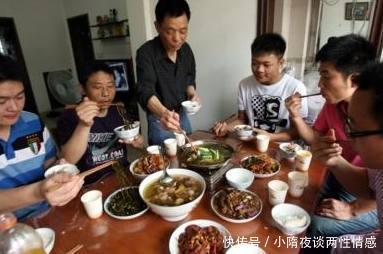 丈夫进城当司机,每月寄一万回家,却两年不归,进城一看傻了