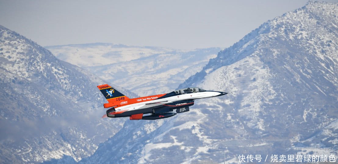 一眼望去被错认成歼10,F16战机搞八一飞行表