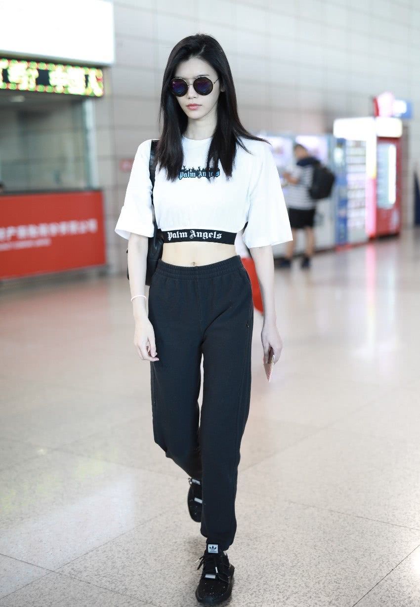 A4腰、手腕腰、筷子腰,都抵不过她的腰线