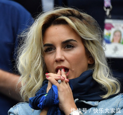 2018世界杯格列兹曼女友看台观战,亲吻球衣表