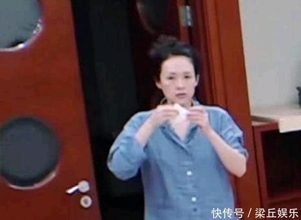 章子怡帮汪峰卸妆,当汪峰卸妆摘下眼镜后,瞬间