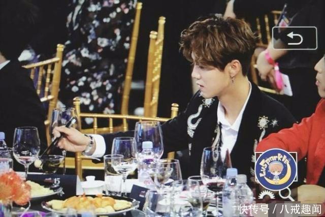 赵丽颖宴会偷吃这个东西,太寒酸了,连鹿晗也只