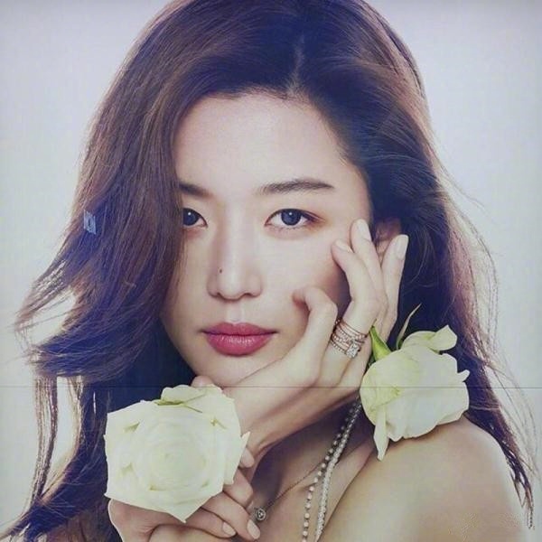 组图:盘点那些有痣更加美丽的女明星