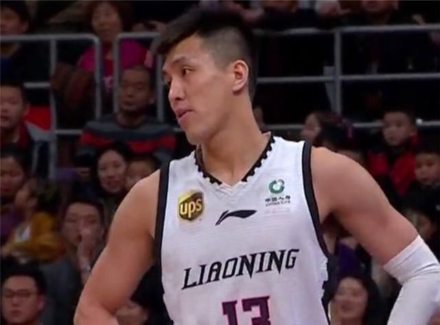 大侄子也开始享受轮休待遇?休闲便装看起来像