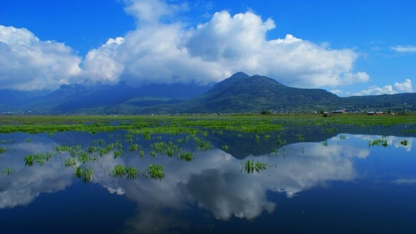 丽江程海湖位于云南丽江永胜县中部