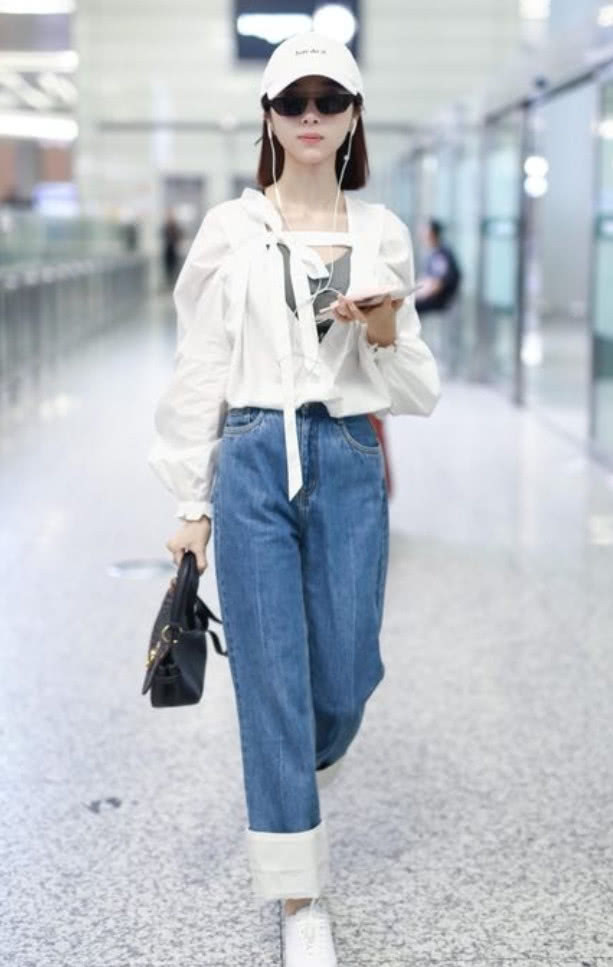 别再发愁小白鞋配啥裤子了,学胡冰卿搭扁豆裤