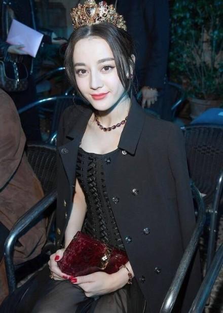迪丽热巴低胸礼服走红毯,如此身材可以说秒杀