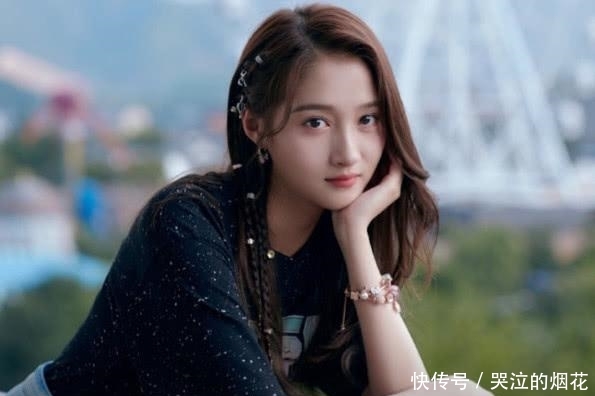 关晓彤活动上与粉丝合照,谁注意到了她的小动作?网友:家教真好 优德w88官方手机版