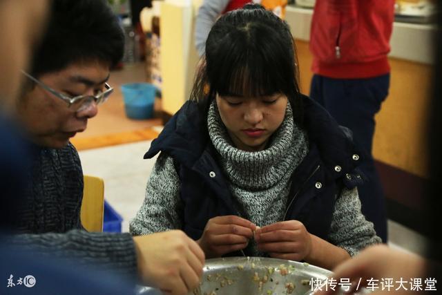 相亲女给我过生日,吃完饭她把账单递给我,看一