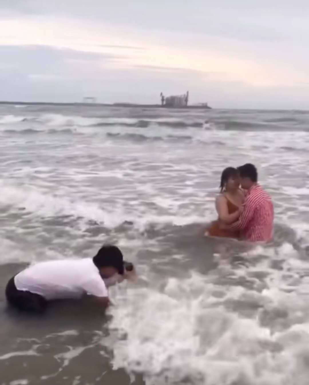 摄影师跪海里为新人拍照,一个月工资在海里泡