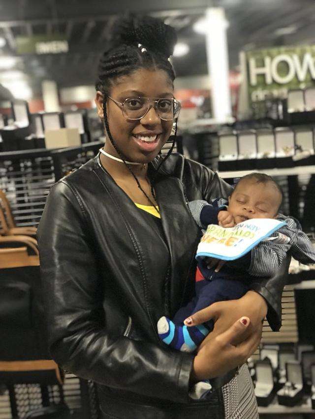 超强妈妈跟着网络视频教学 自己给自己接生 宝