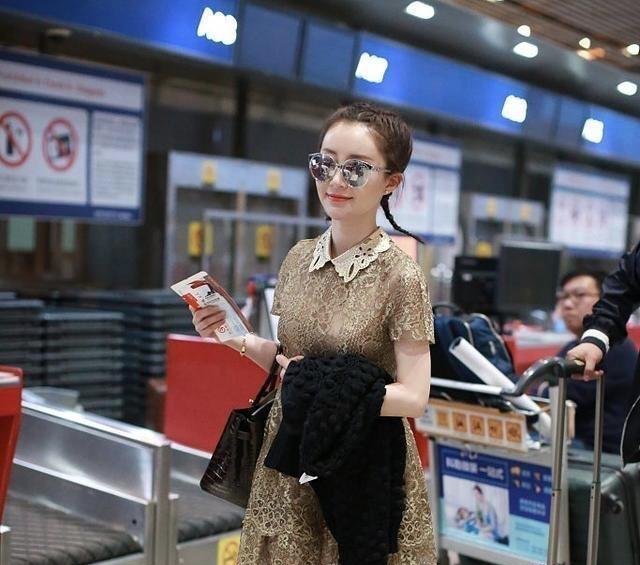 路人镜头下的女明星有多瘦baby瘦出排骨胸,她