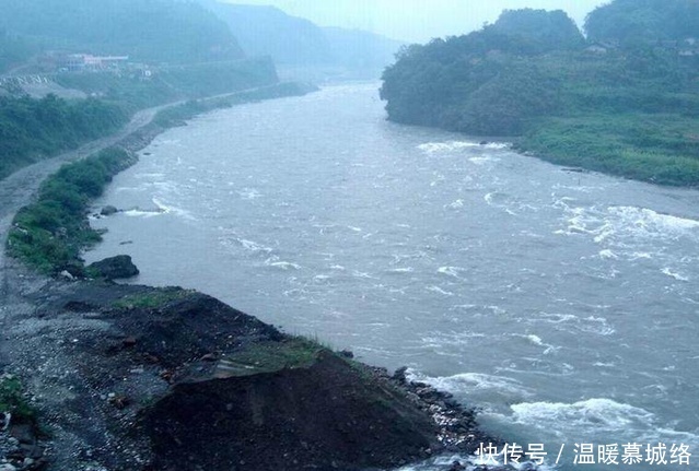 农村渔民江边发现巨木,打捞上来一看,顿时乐傻了