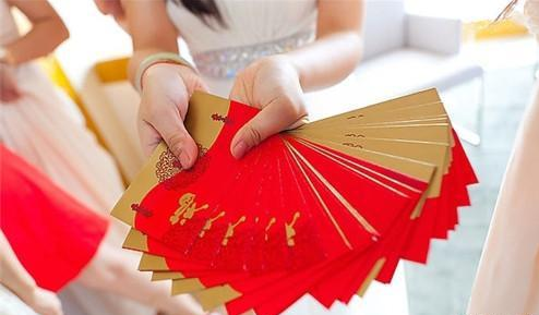 小叔子结婚我包五万元红包,见到弟媳后我破口