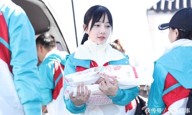 贾乃亮与女儿近照曝光1,甜馨头像让人心酸,表情微信网友表情卡通炮兵图片