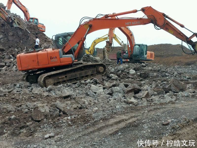 建筑工地还能捡到玛瑙?挖掘机越挖越多!