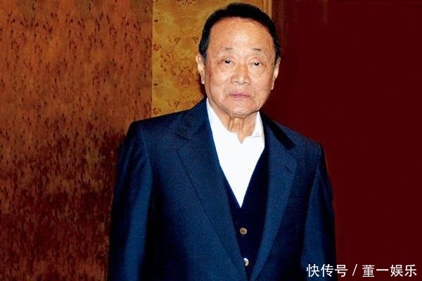 他95岁竟然还没退休,每年在北京收租50亿,女儿
