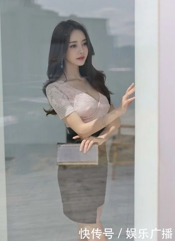 橱柜中的小姐姐俏丽身材为自己赚客源,网友:明明可以靠脸吃饭,非要去卖衣服 第1张 橱柜中的小姐姐俏丽身材为自己赚客源,网友:明明可以靠脸吃饭,非要去卖衣服-家居窝