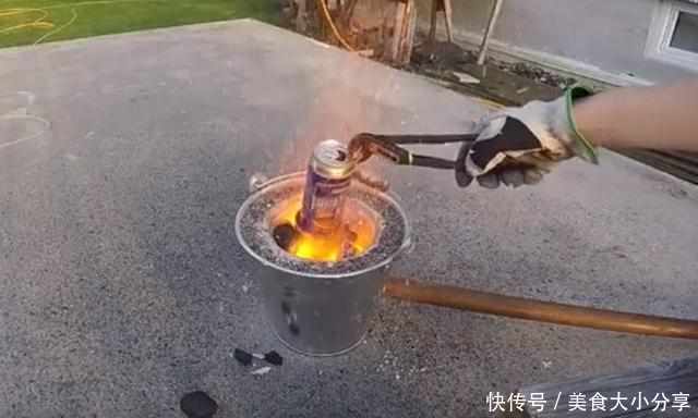 小哥特作把近1000℃的铝溶液倒进鱼嘴里，不料做出这样的“美食”