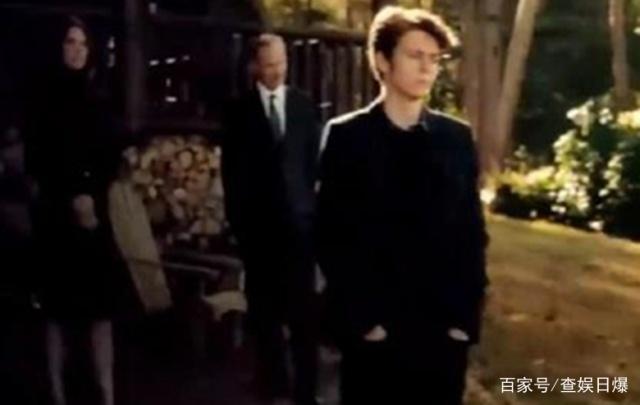 《复仇者联盟4》钢铁侠葬礼上有个年轻人停留