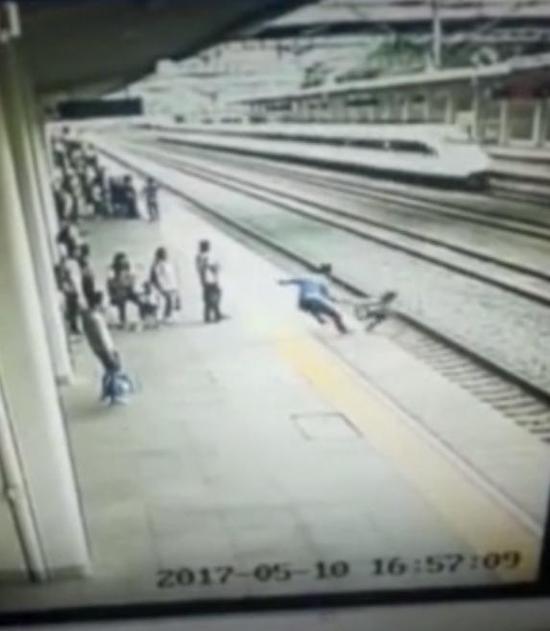 女子跳轨自杀被客运员死命拽回监控视频曝光 女子为什么要轻生?