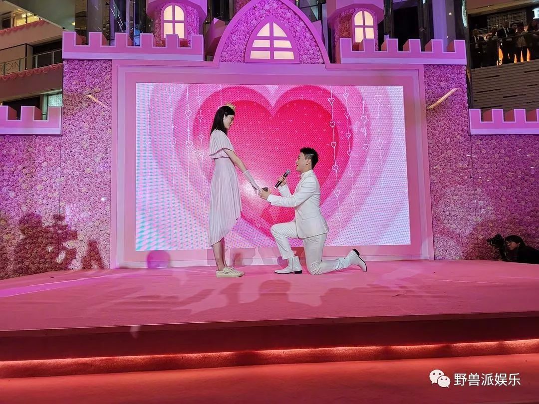 何猷君开始告白,求婚背景是简单的红心叠加设计图,确定没有视觉中国的