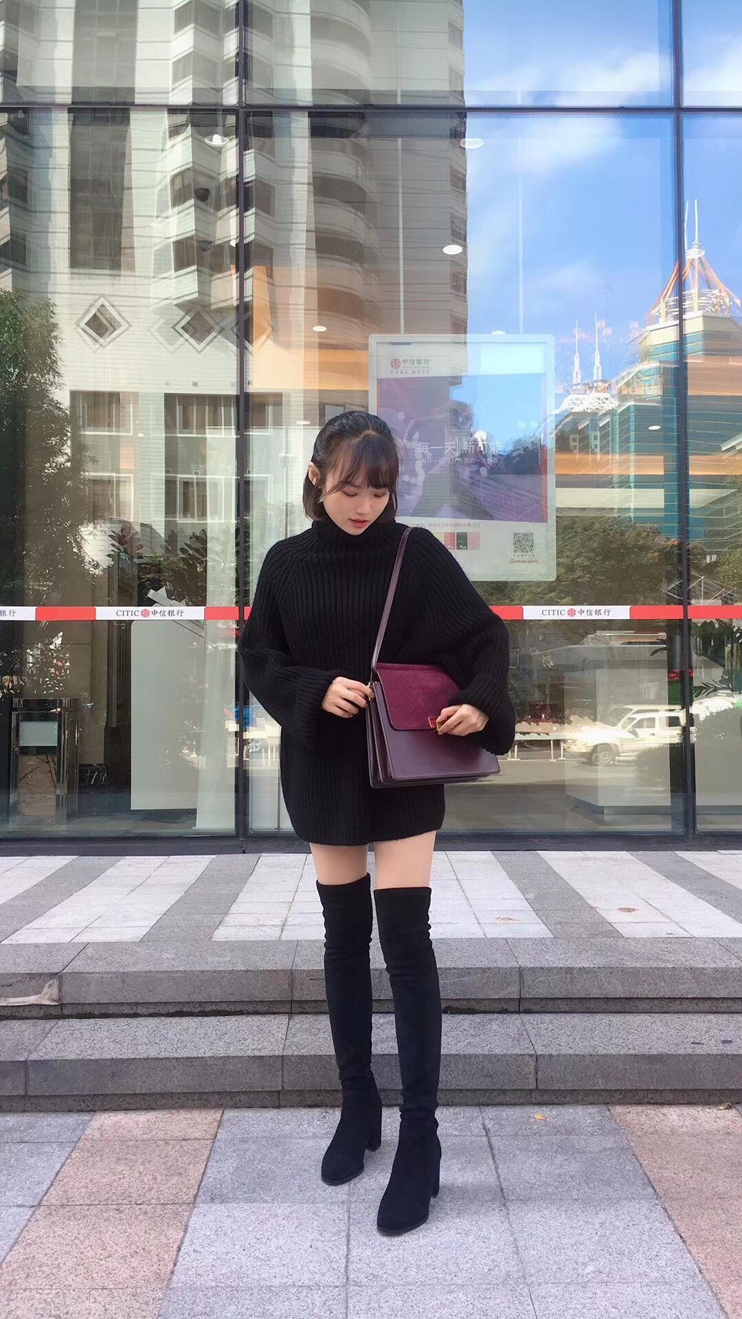 大学生小姐姐穿肉色情趣和长筒靴逛街出门,冬v姐姐看设计院丝袜图片