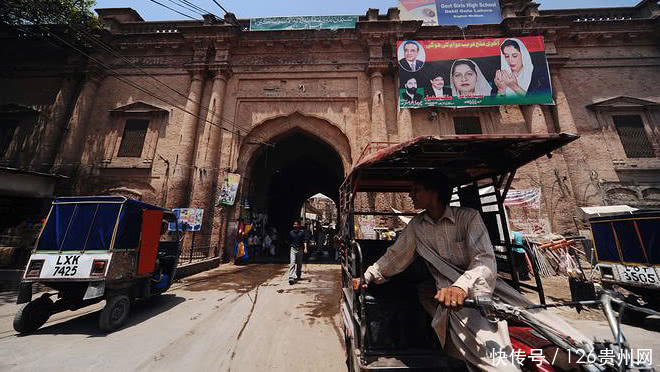 中国游客去巴基斯坦受特殊待遇，安检时的韩国朋友很羡慕