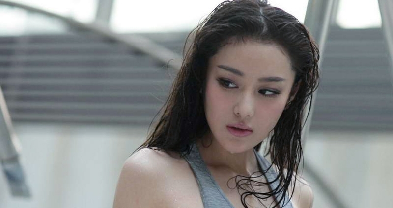 张馨予跟何捷秀恩爱,小狗吃醋非要在中间,眼神