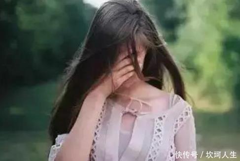 离婚后，我陪朋友外面吃饭，看见老婆带着孩子讨生活，悔不当初