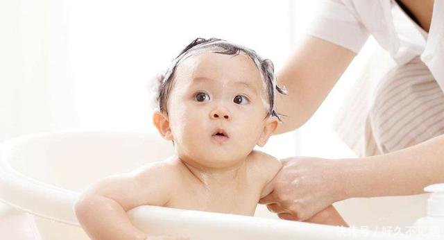 宝宝洗澡3个表现看性格,第1个乐观开朗,第2个