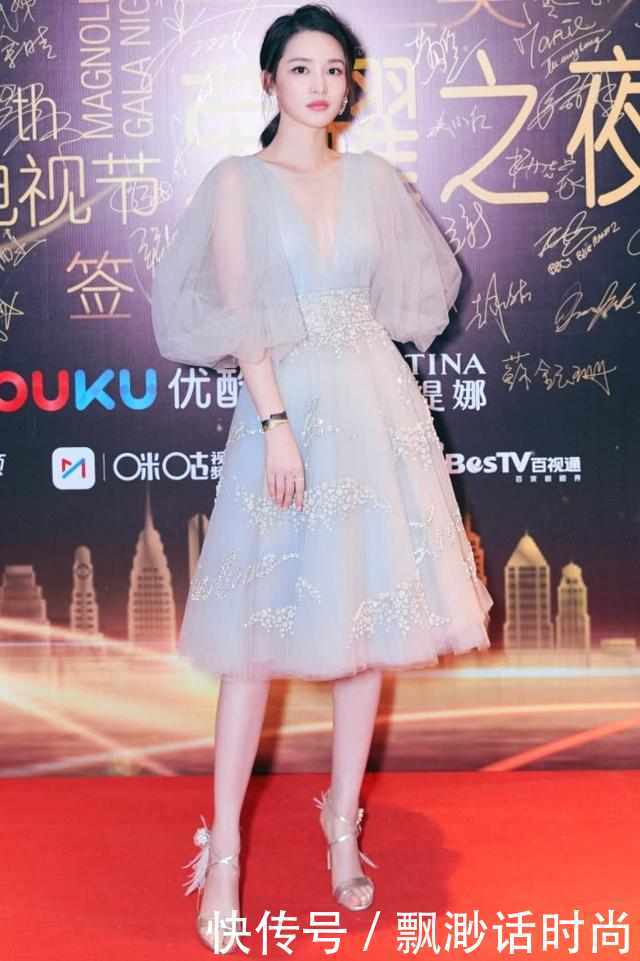 李沁穿人字高跟鞋,只靠两根带子系着,真怕挂