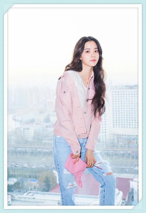 当毛晓彤和欧阳娜娜同穿牛仔裤,网友:真嫩和装