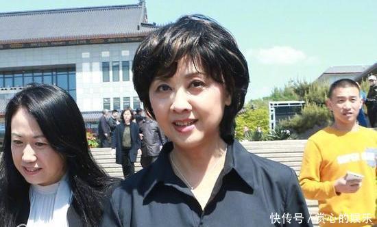 国家一级演员,年轻时美过香港女星,现在66岁依