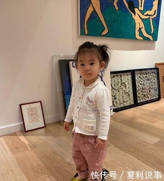 陈冠希爱妻晒女儿近照,Alaia穿妈妈高跟鞋一脸