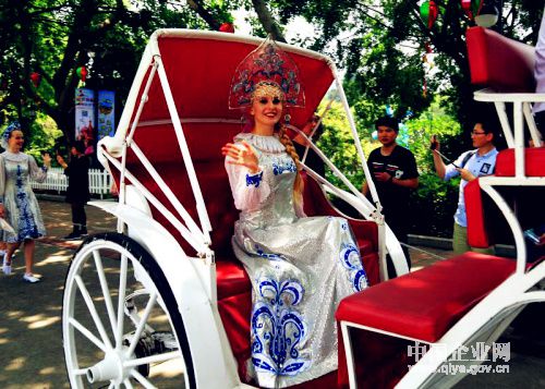 \＂五一\＂首日，深圳世界之窗有3万游客体验俄罗斯风情之旅